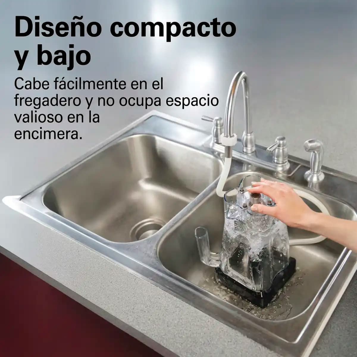 Enjuagadora BCR100R de Hamilton Beach apoyada dentro de la pileta de una cocina