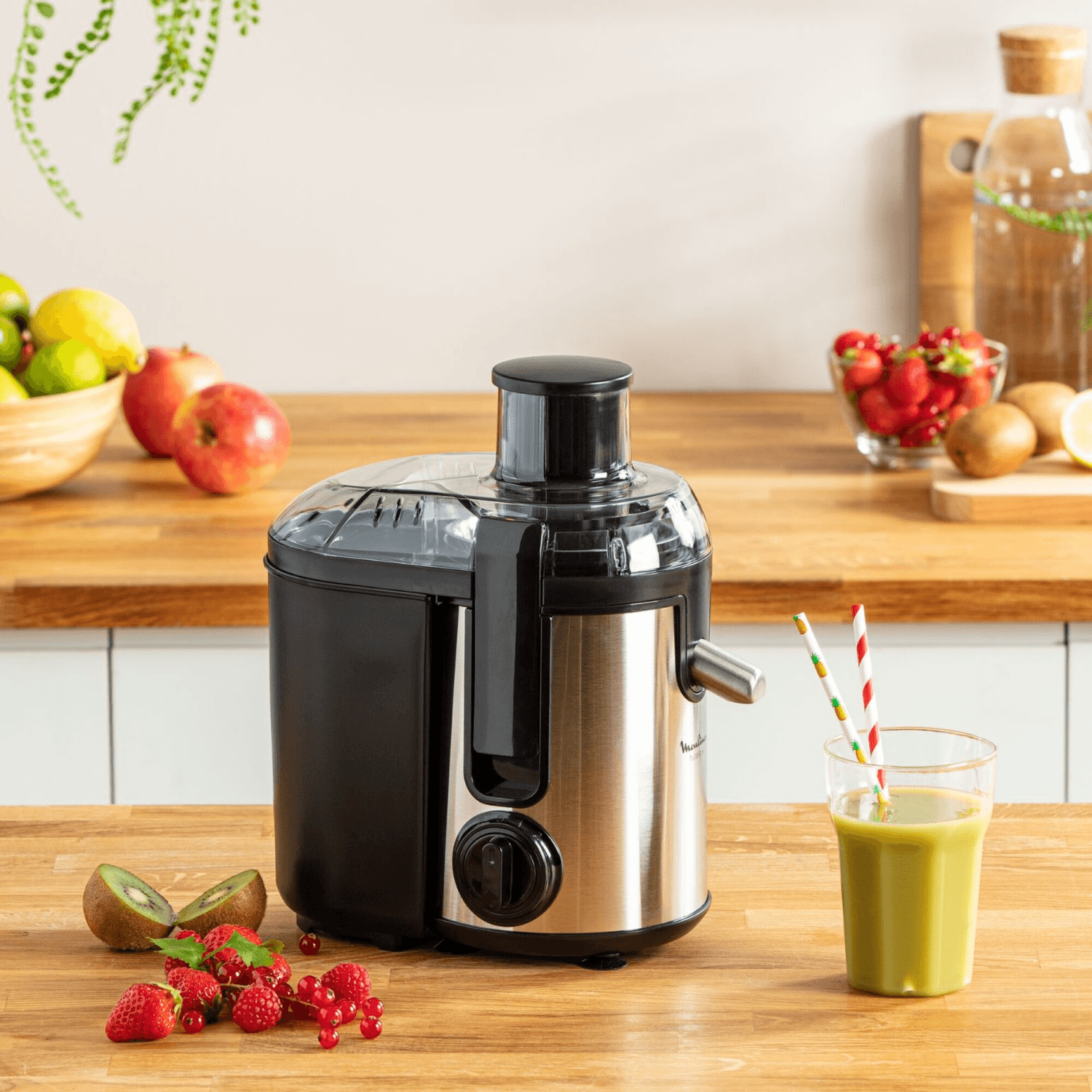 Juguera Moulinex Frutelia JU420D10 sobre una mesada con frutas