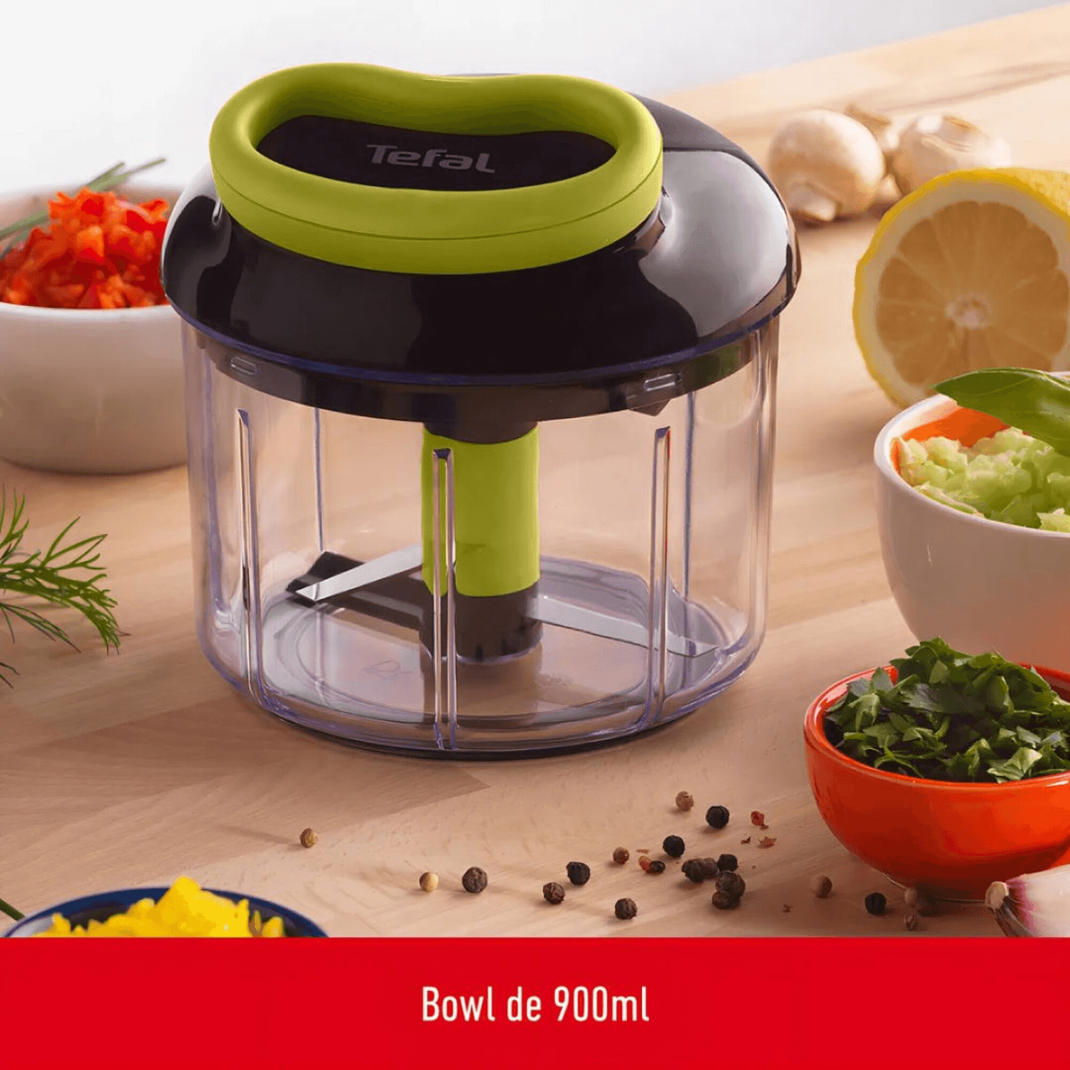 Picadora manual Tefal K1320404 sobre la mesada con ingredientes picados