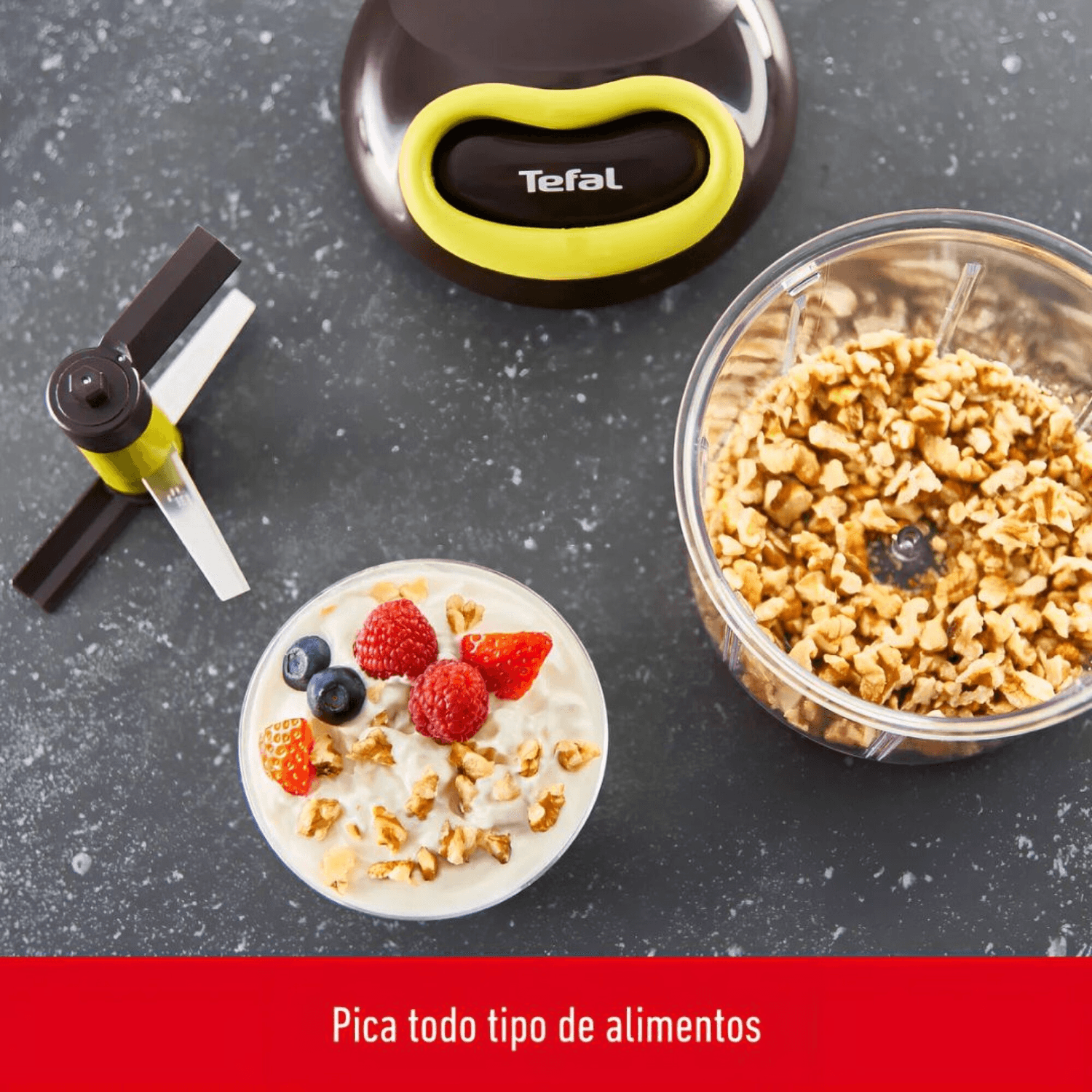 Picadora Tefal K1320404 con cuchilla desmontada y nueces picadas