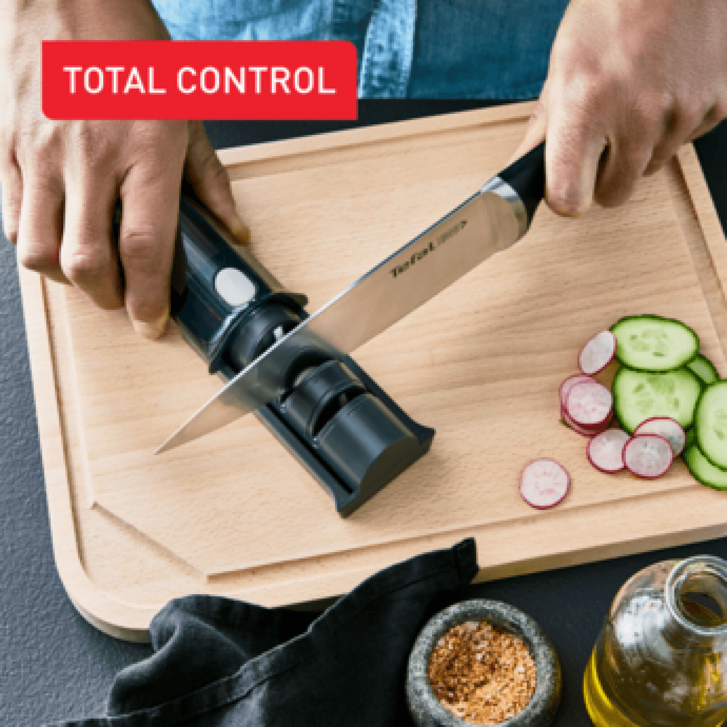 Afilador Tefal Ice Force sobre una tabla con vegetales