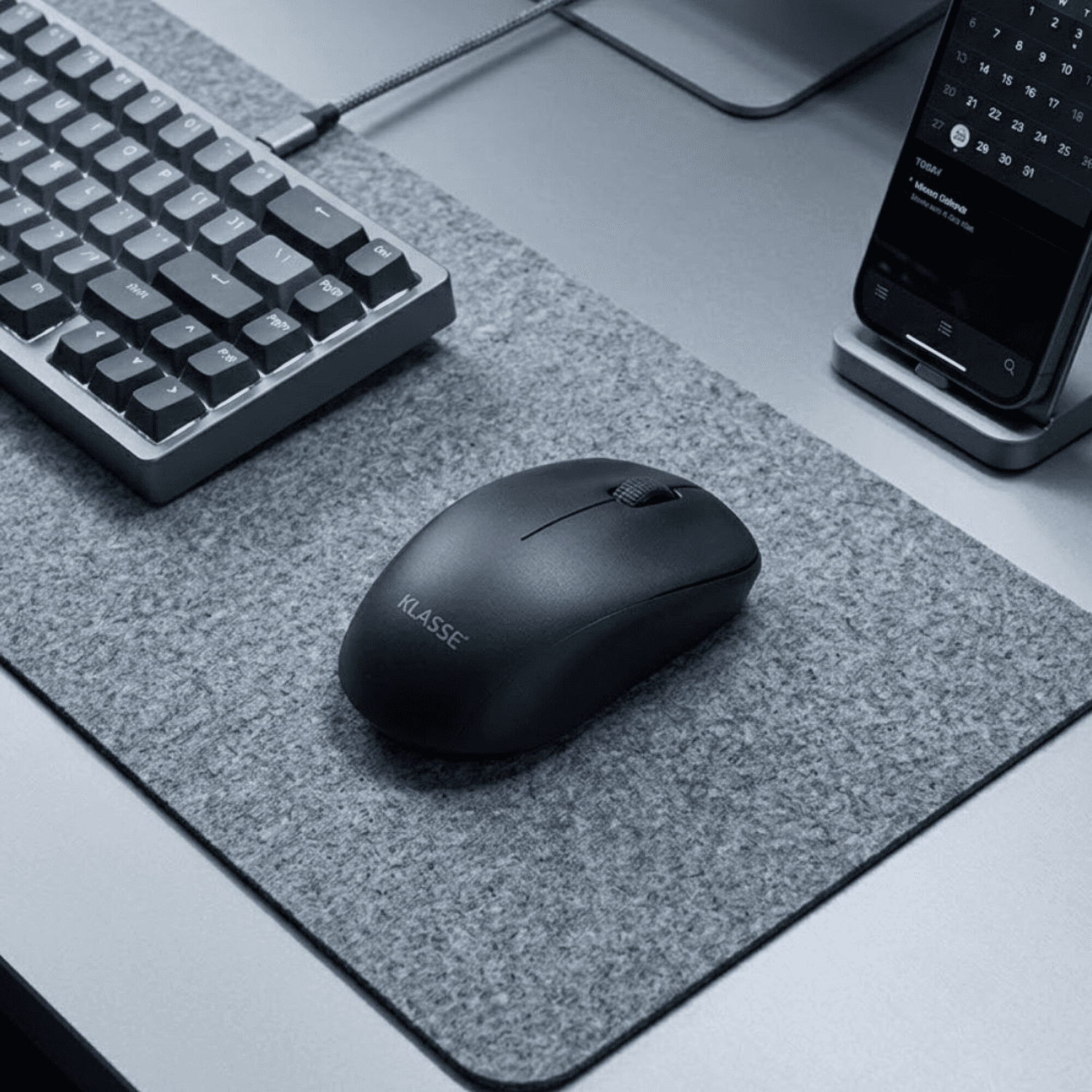 Klasse KS1101BK sobre un escritorio con teclado
