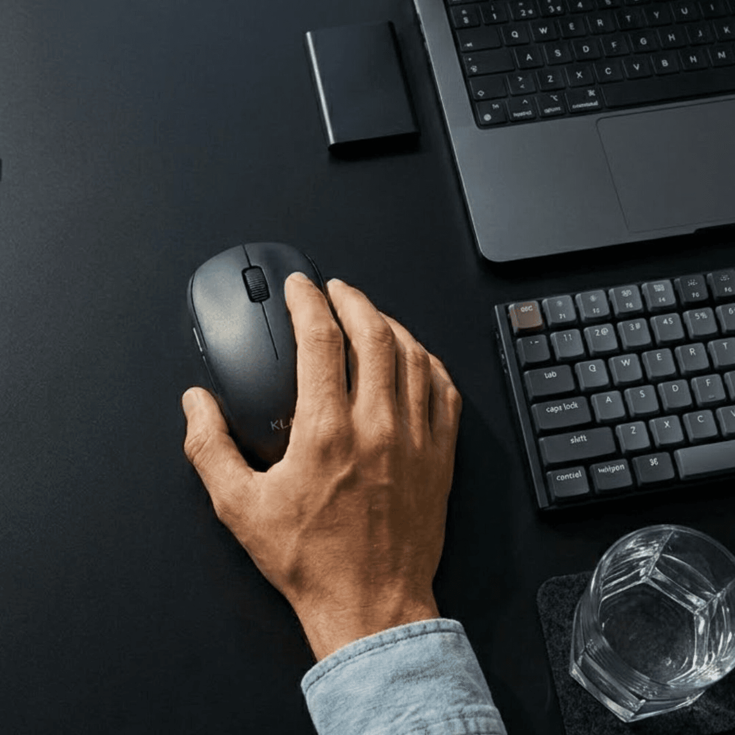Mano usando el mouse inalámbrico Klasse KS1101BK
