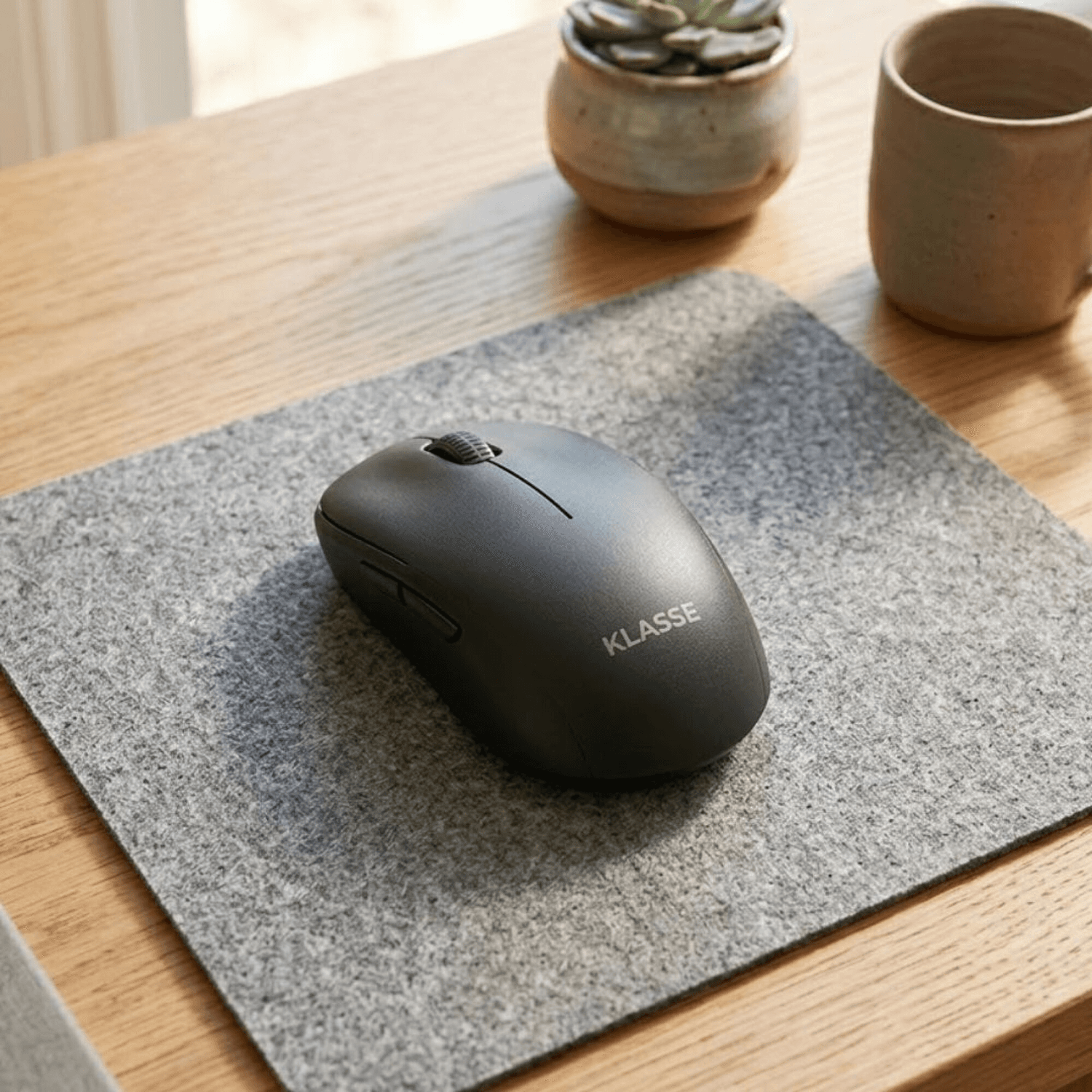 Mouse Klasse KS1101BK sobre un mousepad