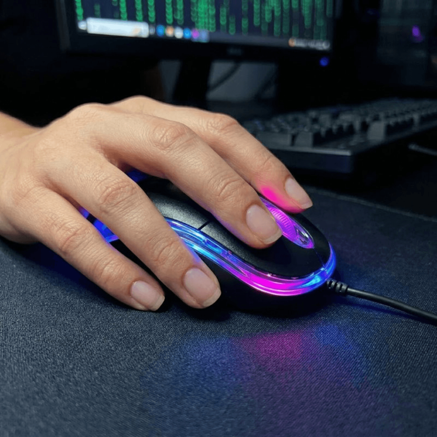 Mano usando el mouse Klasse KS1201 con luz LED