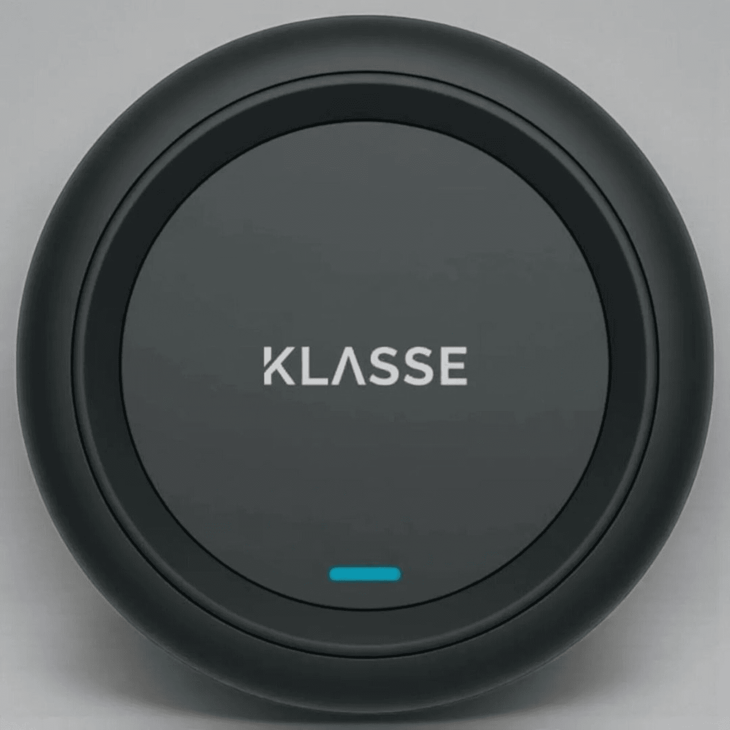 Cargador inalámbrico Klasse KS1701 visto desde arriba con su logo