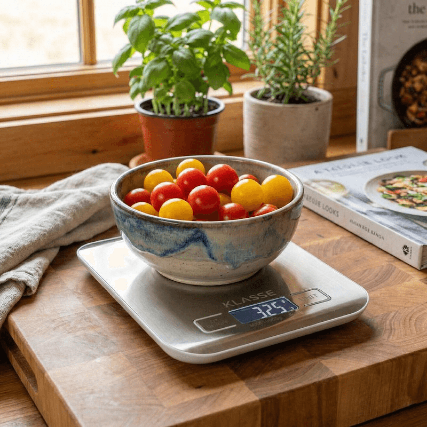 Balanza de cocina Klasse KS2002 con tomates cherry