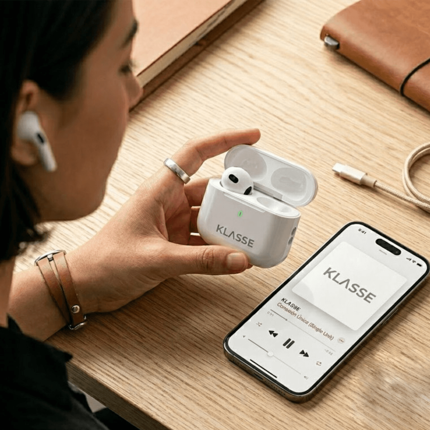 Auriculares Klasse KS2200 y estuche junto a un celular