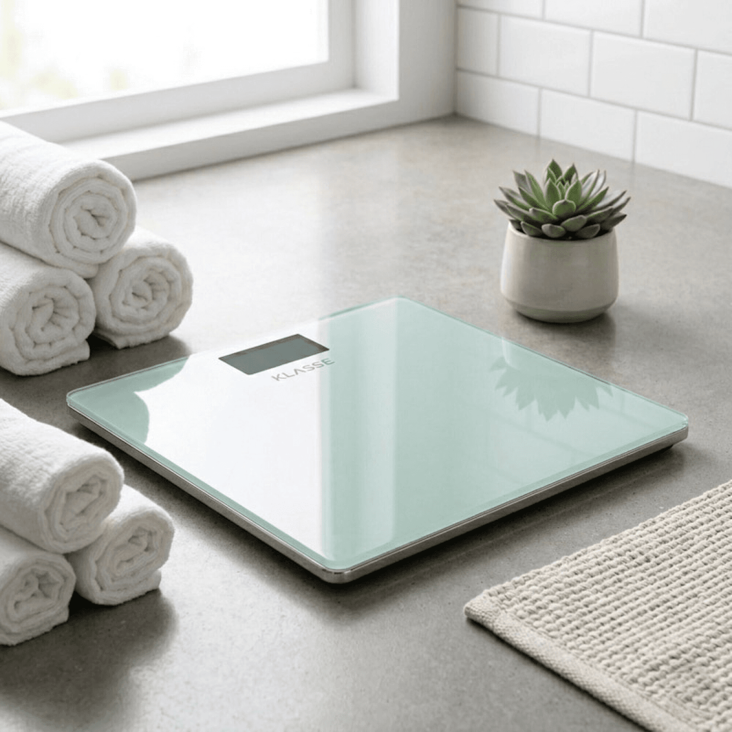 Balanza digital Klasse KS3001 en el baño junto a toallas