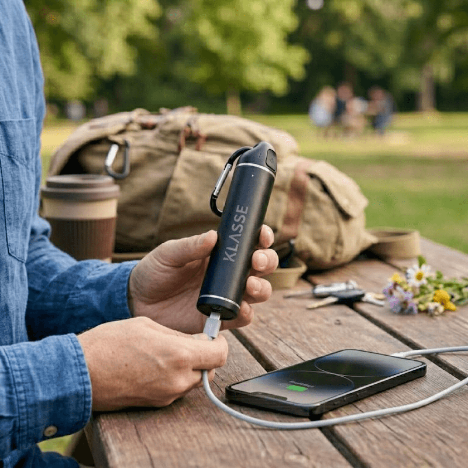 Klasse KS3100 cargando un celular al aire libre