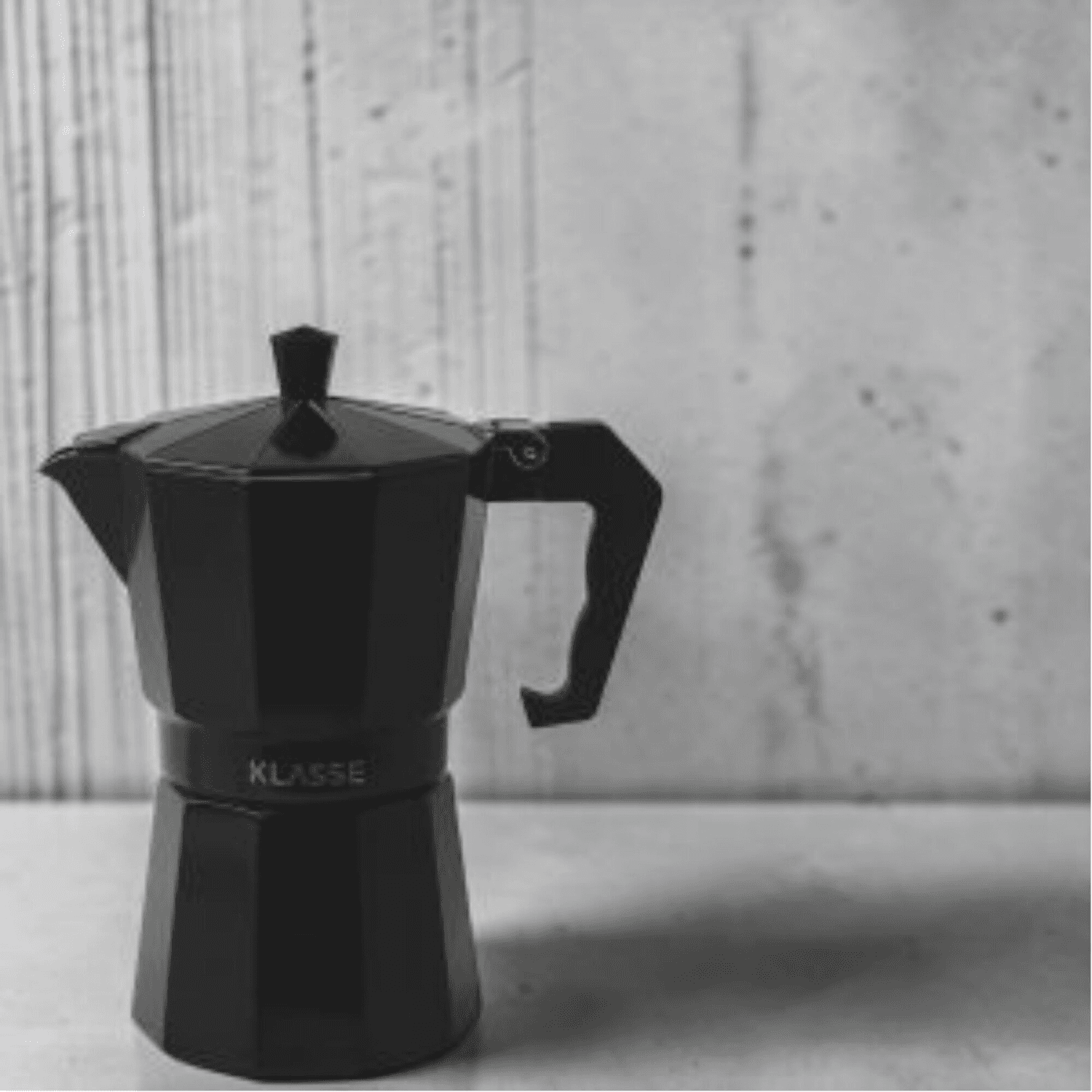 Cafetera italiana Klasse KS3705 negra sobre fondo de cemento