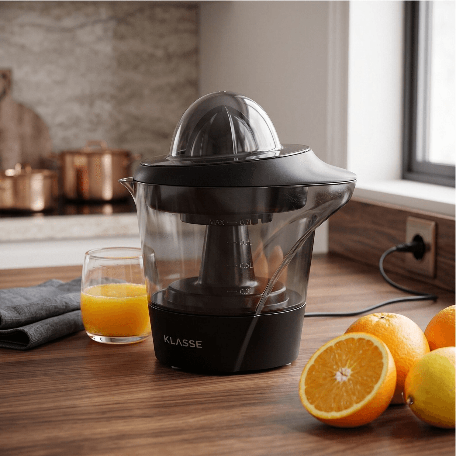 Exprimidor Klasse KS3900 junto a naranjas y un vaso de jugo