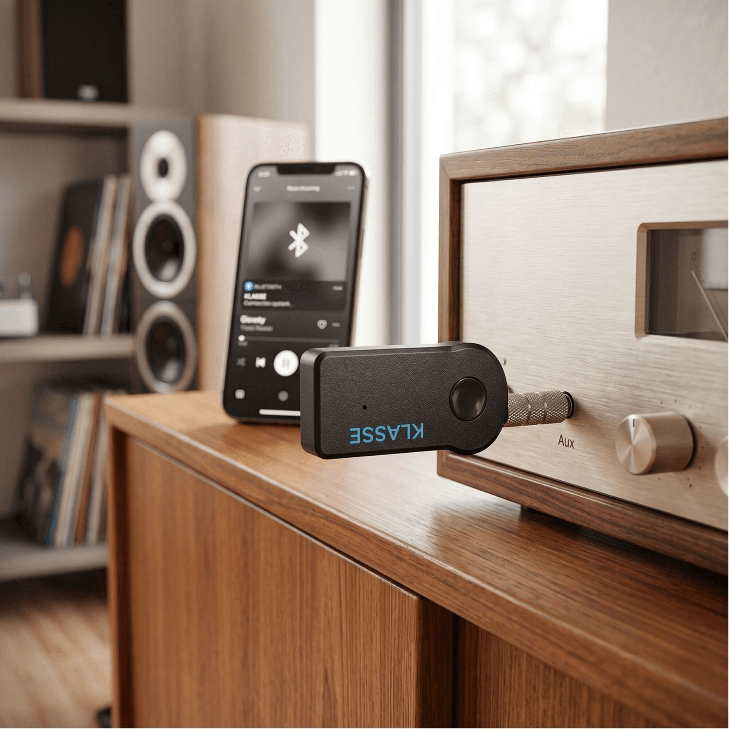 Klasse KS5103 en un equipo de audio con el celular al lado
