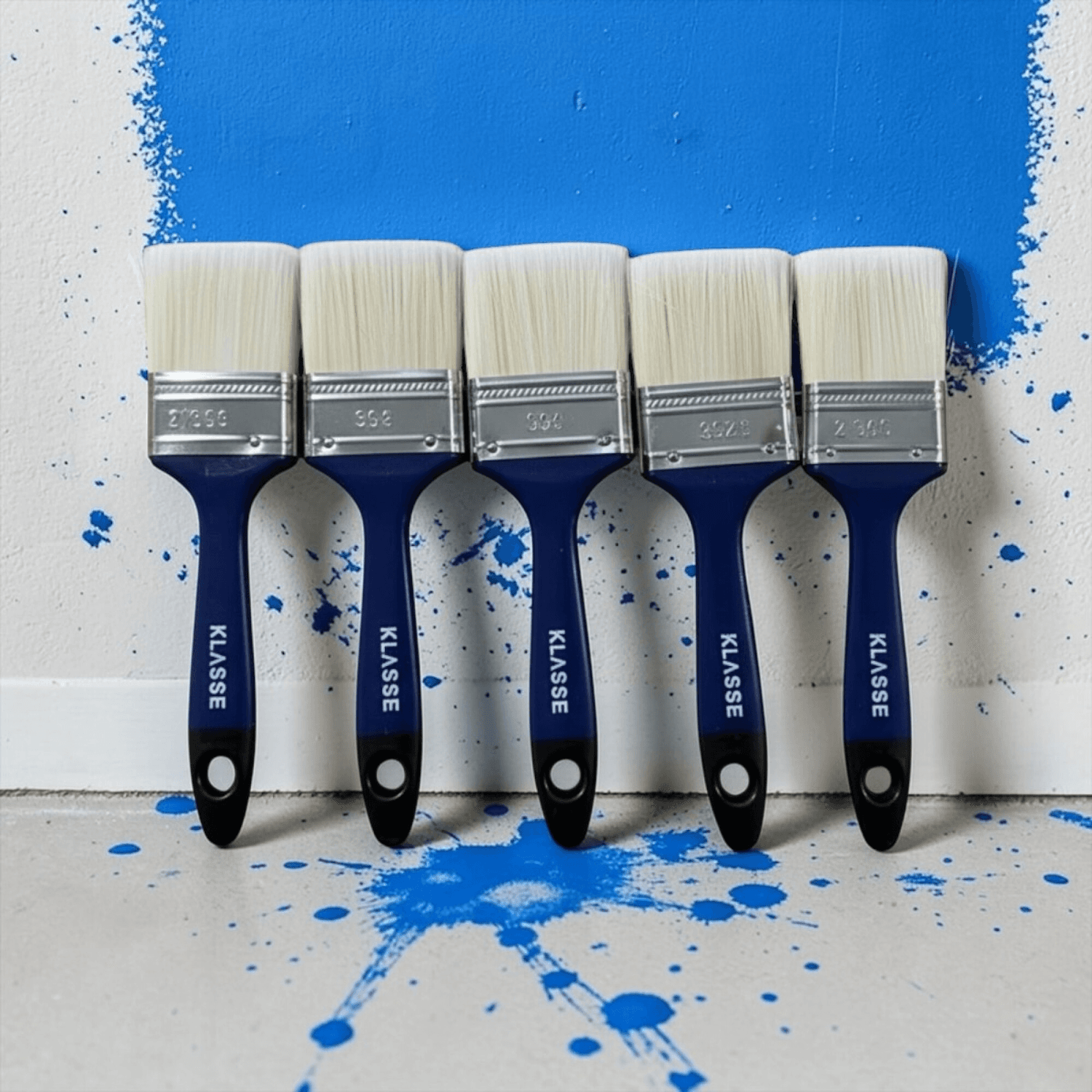 Pinceles Klasse KS7700 frente a una pared con pintura azul
