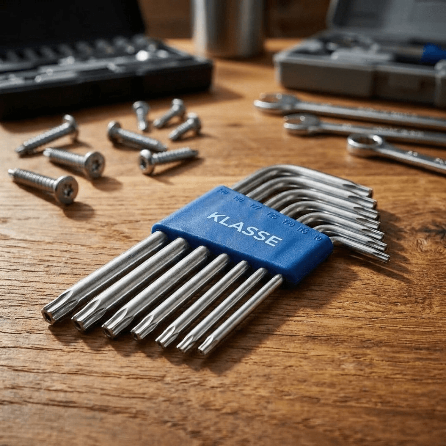 Llaves Torx Klasse KS7703 sobre mesa de trabajo con tornillos