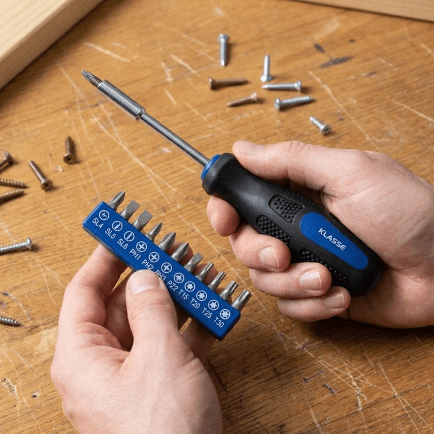 Destornillador Klasse KS7707 y puntas sobre una mesa de trabajo