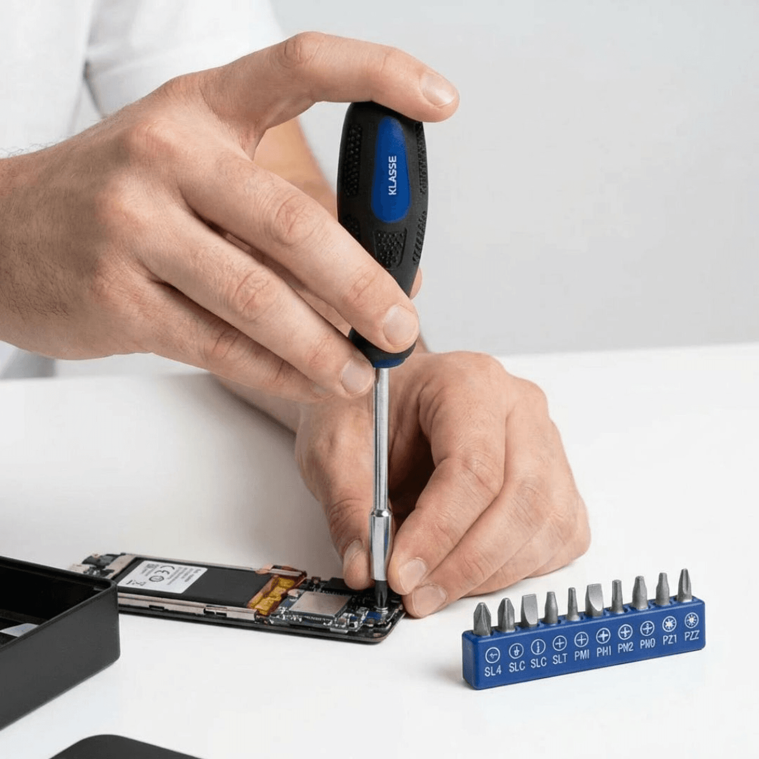 Uso del destornillador Klasse KS7707 en un aparato electrónico