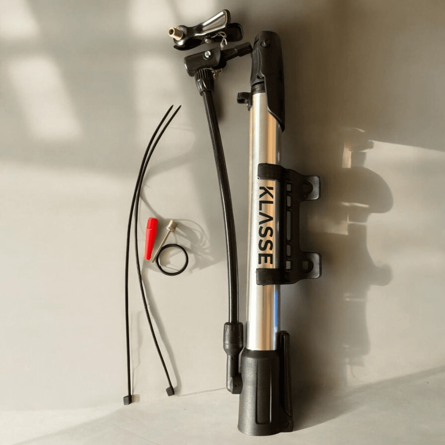 Inflador Klasse KS7710 con accesorios sobre pared clara