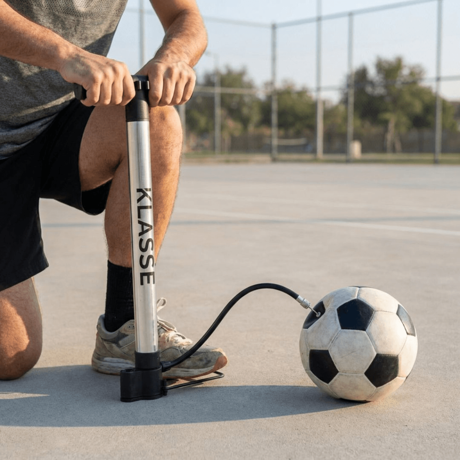 Inflador Klasse KS7711 para inflar una pelota de fútbol