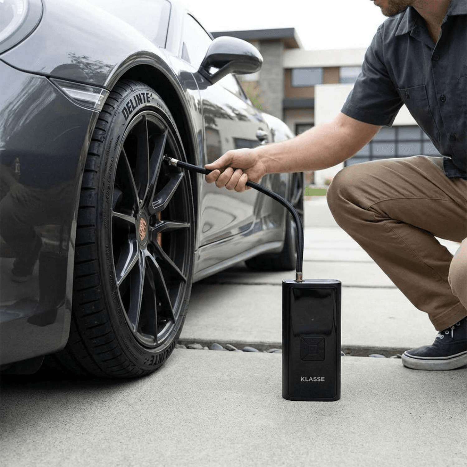 Inflando un neumático de auto con el compresor Klasse KS7714