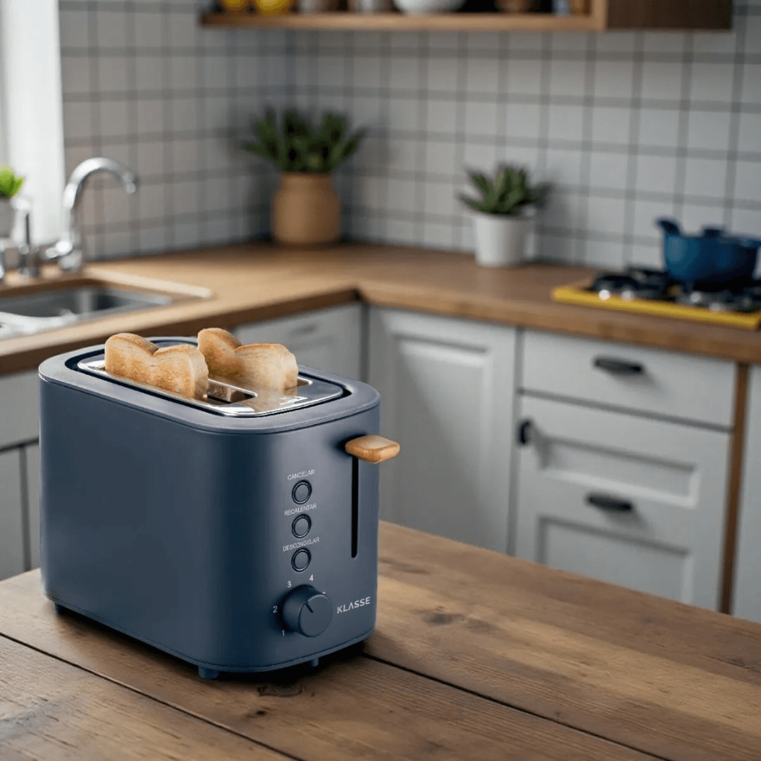 Tostadora Klasse KS8003 en una cocina con mesada de madera