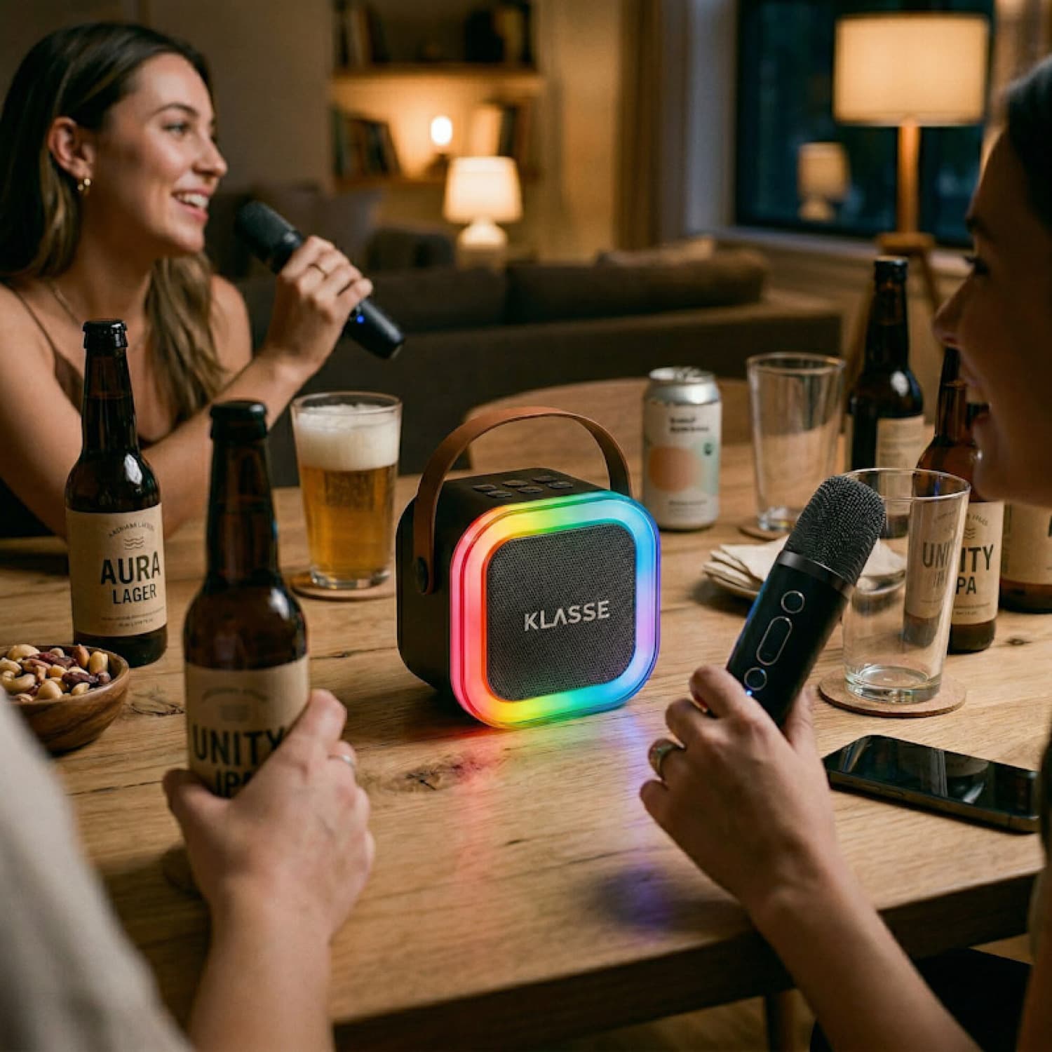 Parlante Klasse KS9002 con luces LED en una reunión con amigos