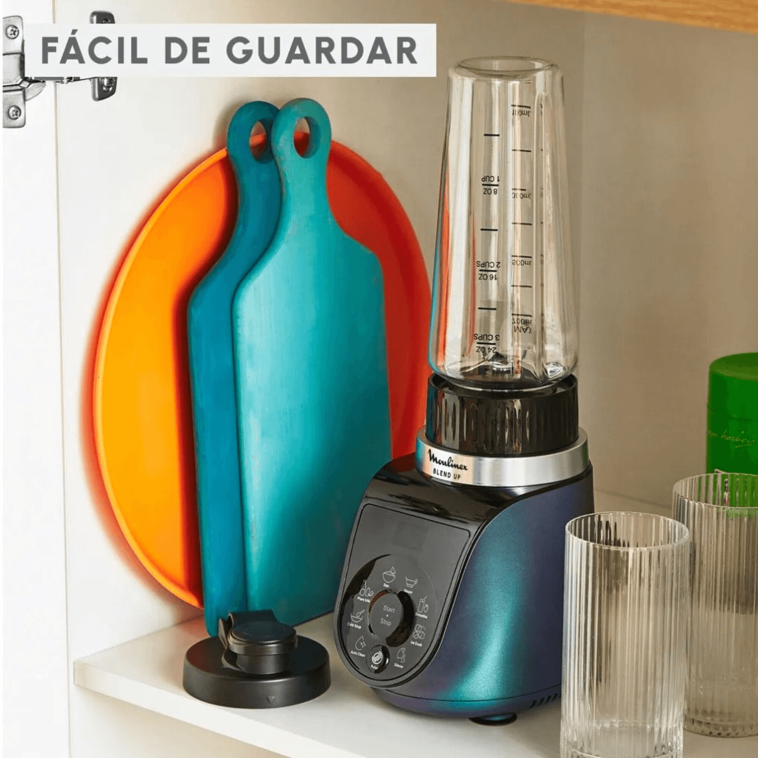 Licuadora personal Moulinex Blend Up LM19H4FO guardada junto a tablas de cocina