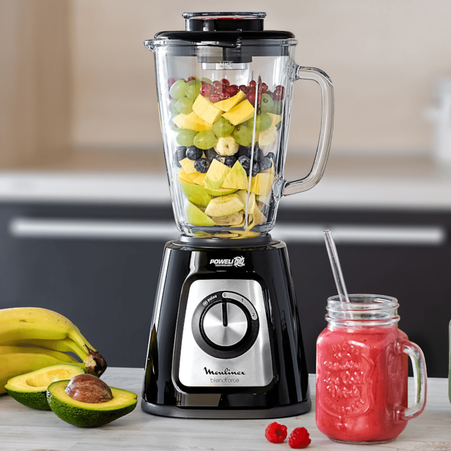 Licuadora Moulinex Blendforce LM435810 negra con frutas dentro de la jarra