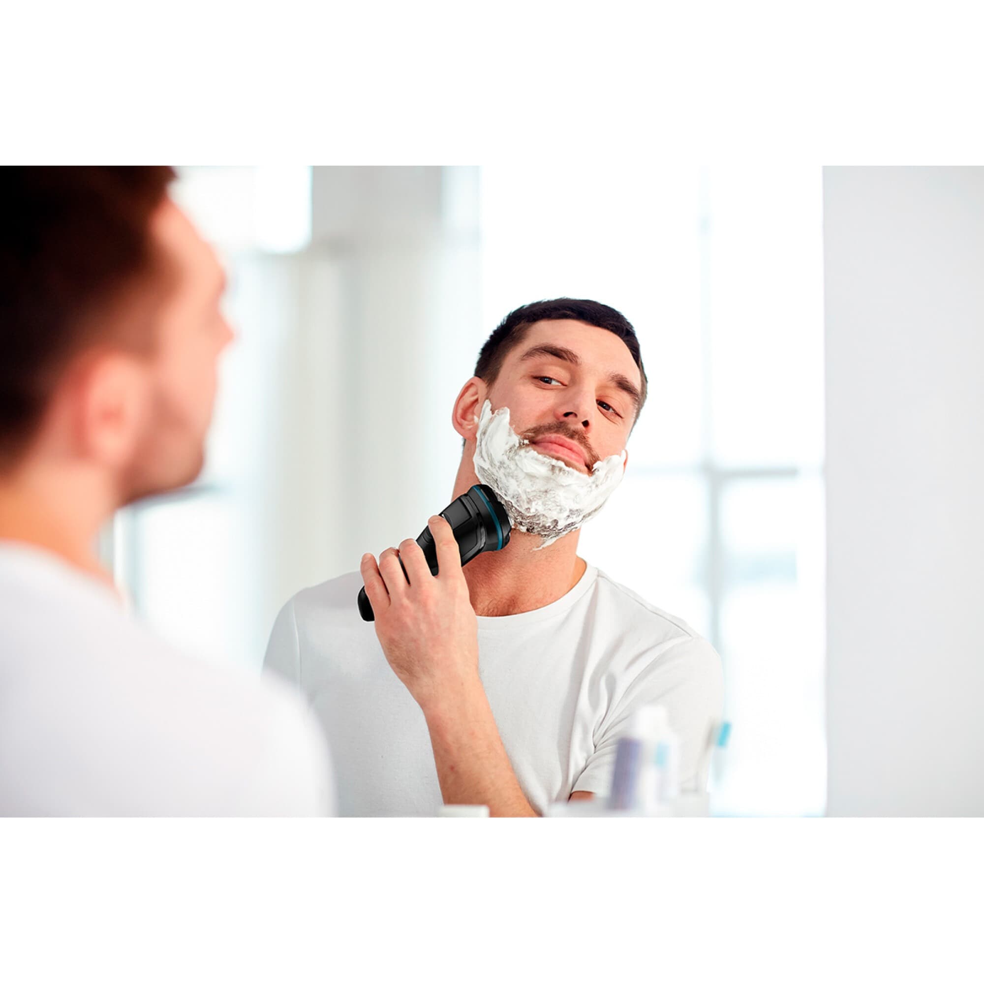 Hombre afeitándose con la Ufesa NANO CUT
