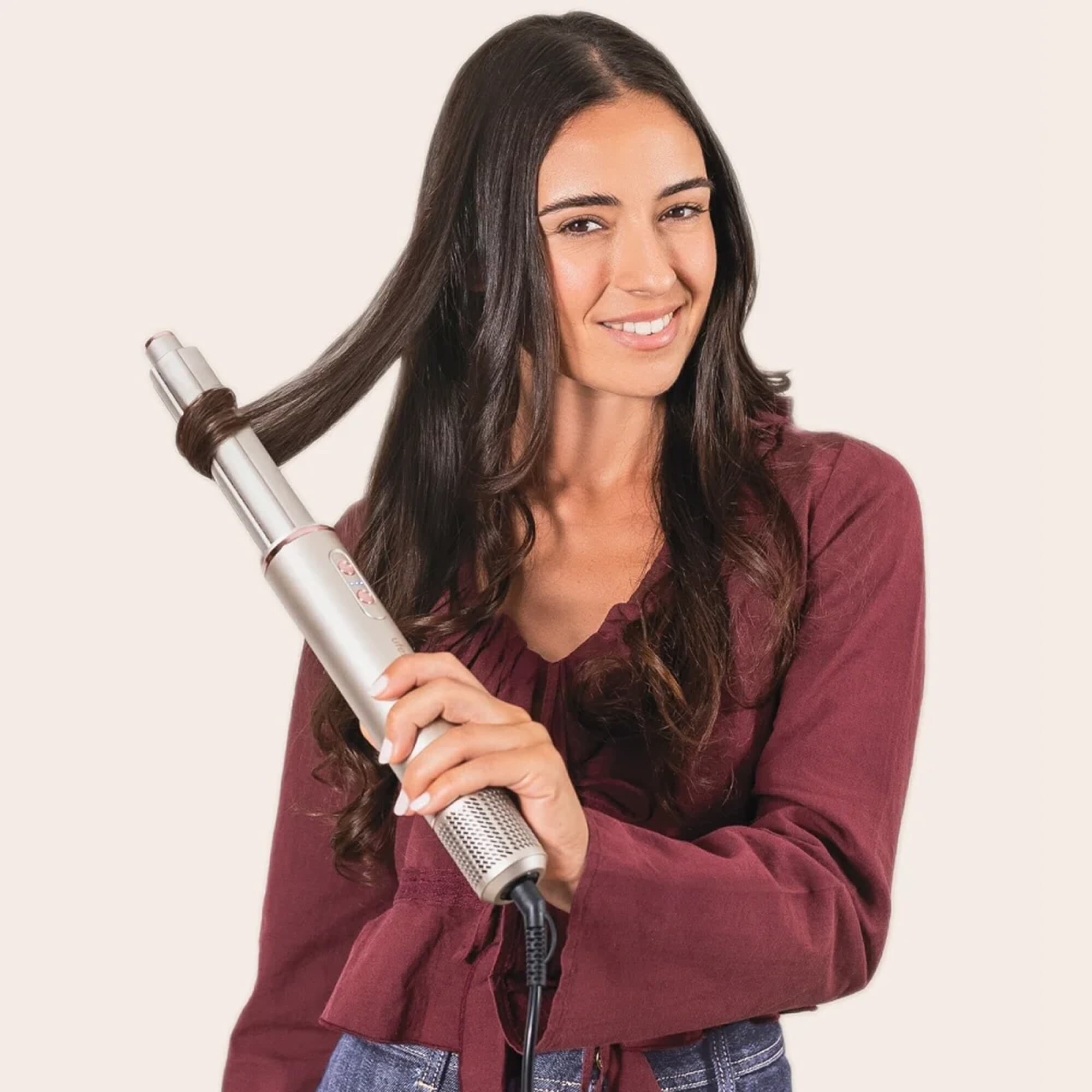 Moldeador de pelo Ufesa Pro Glam Twist en uso para rizos