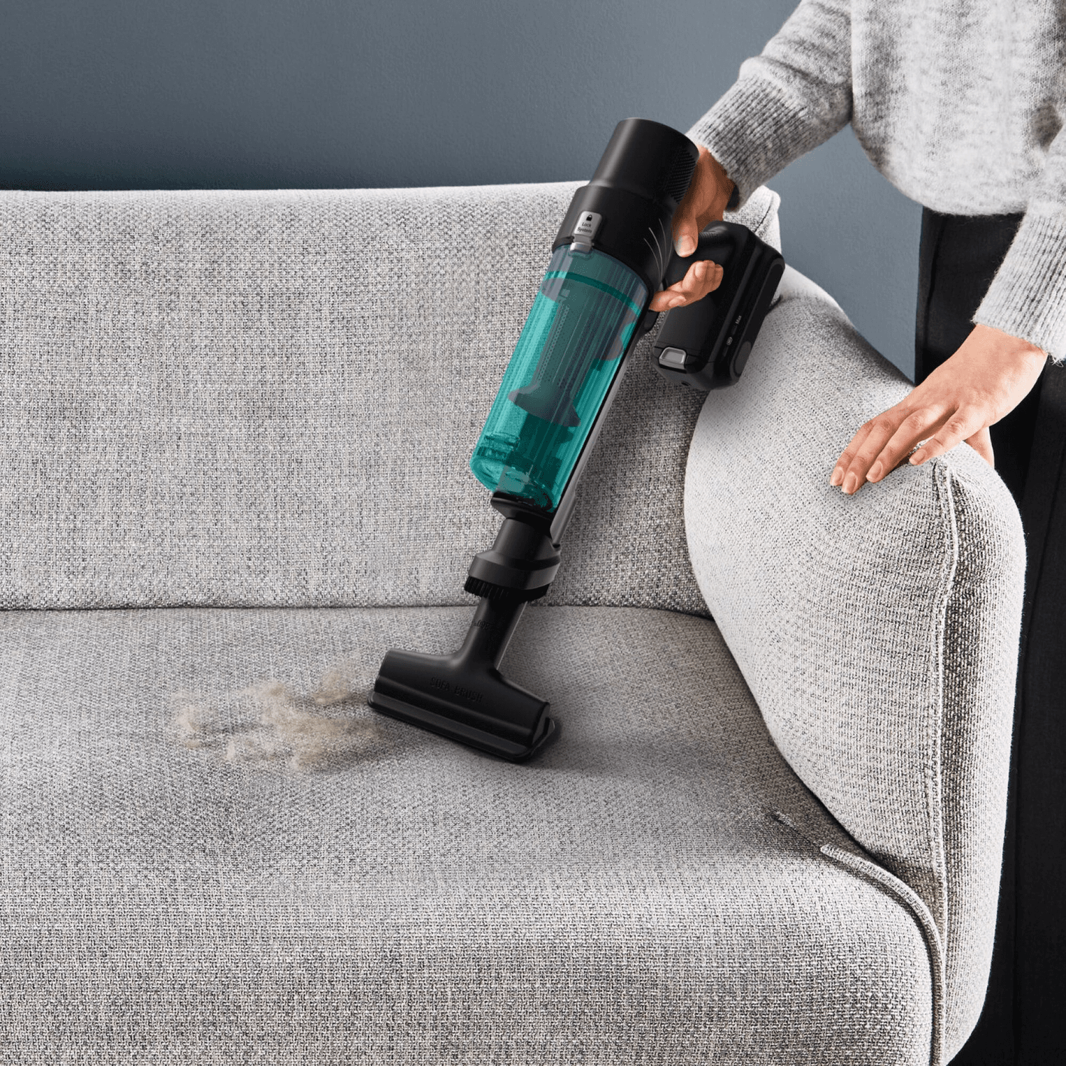 Rowenta RH6A42WO usada de mano sobre un sillón
