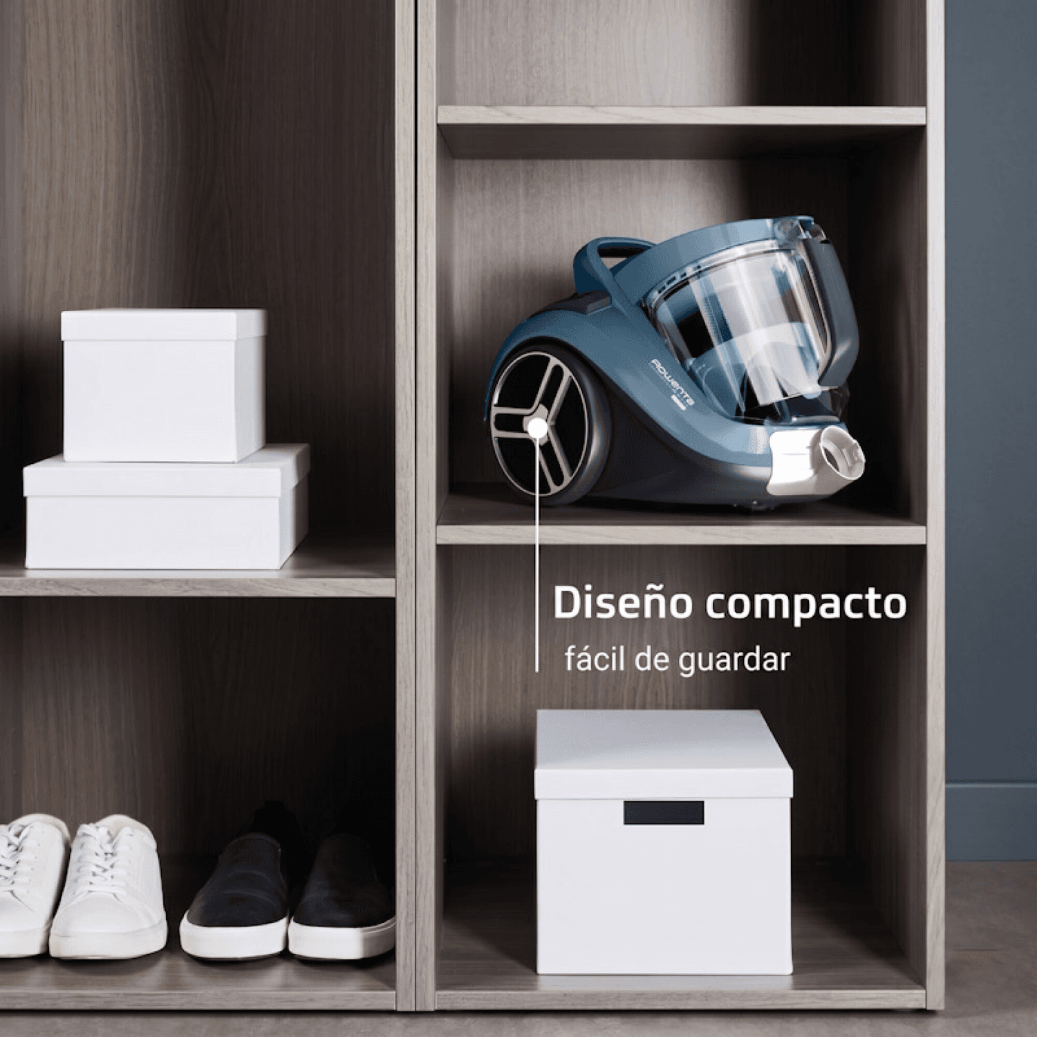 Aspiradora Rowenta RO4B21EA guardada en un mueble