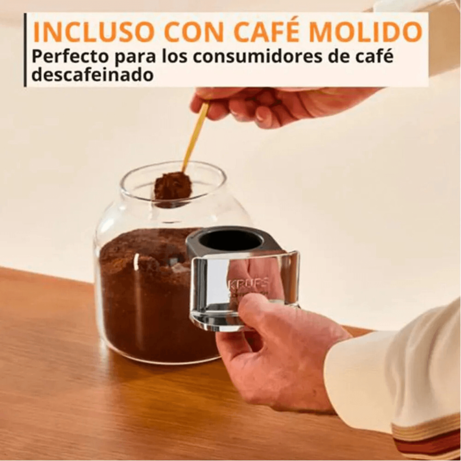 Carga de café molido en el cajón portafiltro de la cafetera Krups SA402AE0