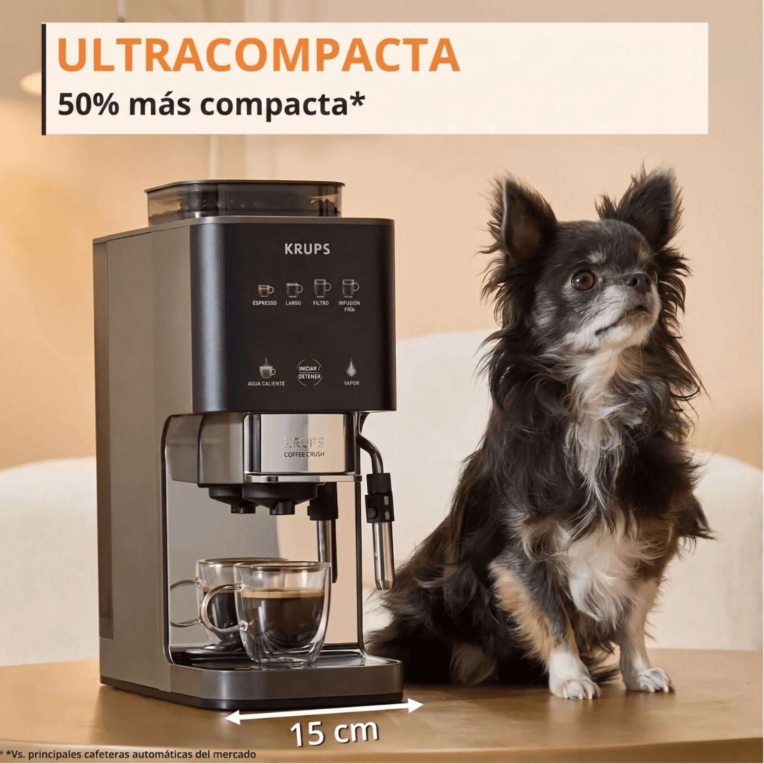 Cafetera Krups SA403BE0 de 15 cm de ancho junto a un perro