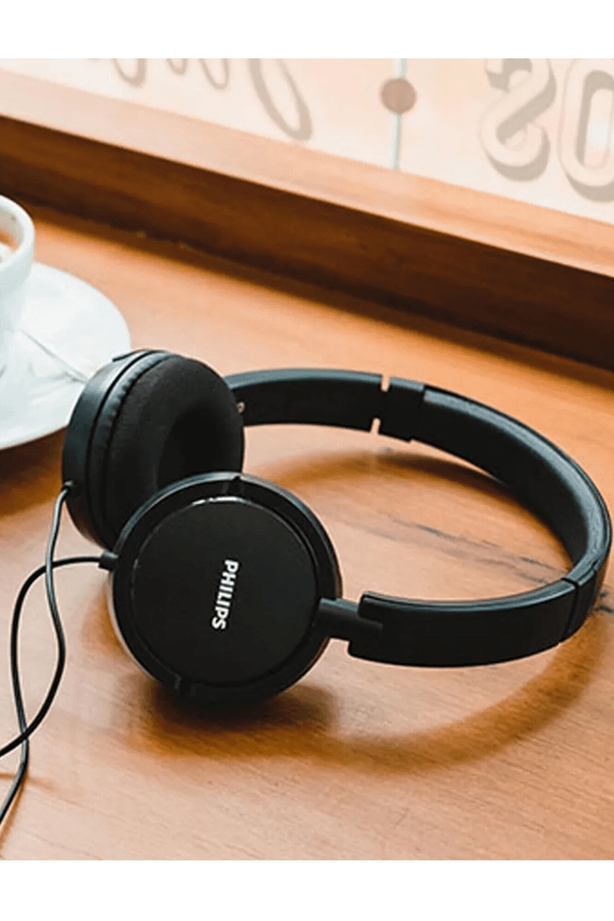 Auriculares Philips SHL5005/00 sobre una mesa de madera
