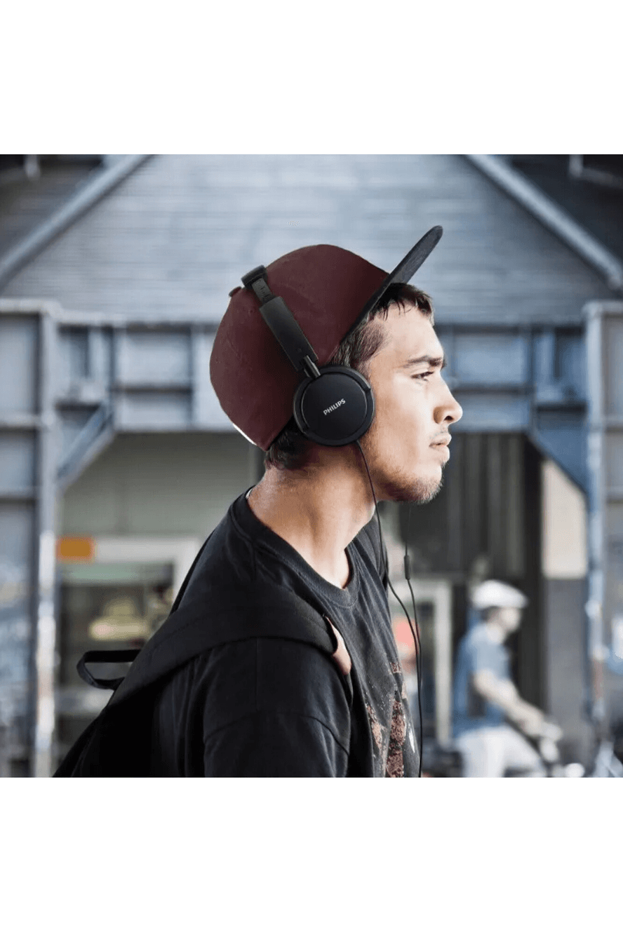 Persona usando auriculares Philips SHL5005/00
