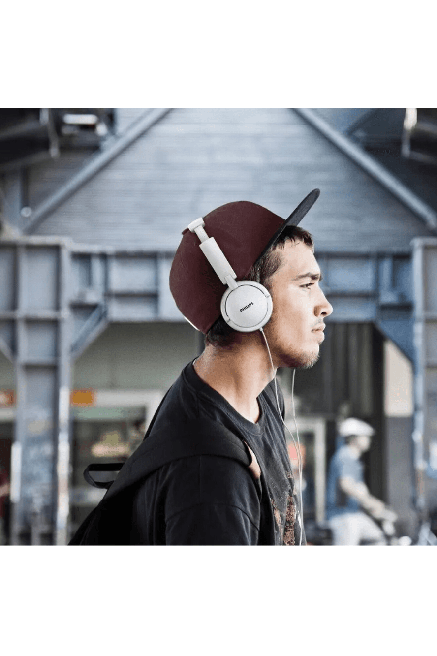 Persona usando auriculares Philips SHL5005WT/00
