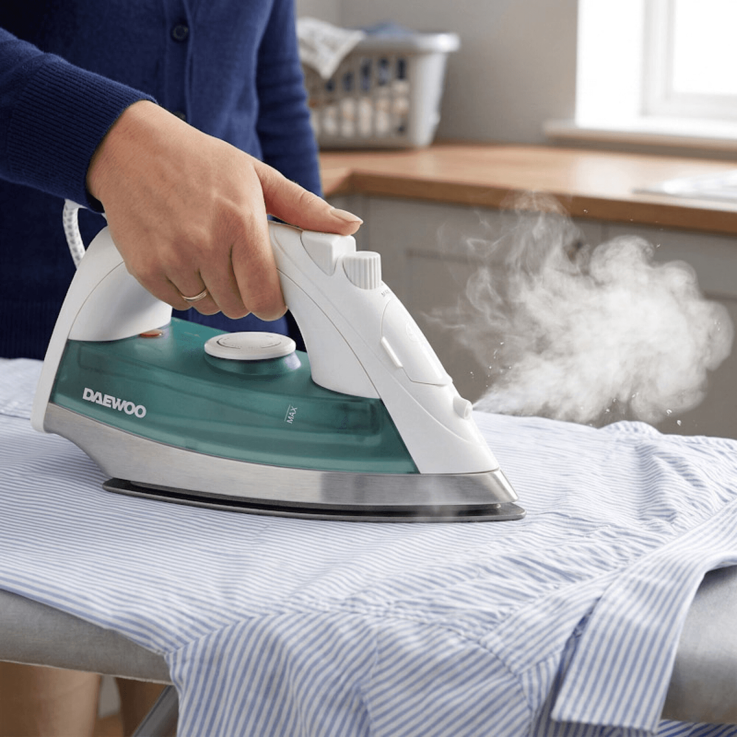 Plancha Daewoo SI5426 con vapor sobre una camisa