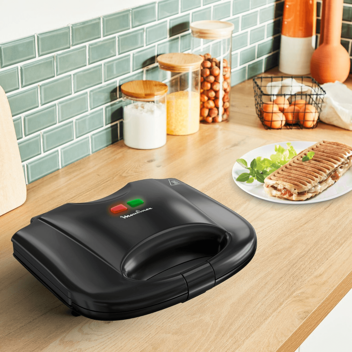 Sandwichera Moulinex SM2118M2 sobre la mesada con un panini