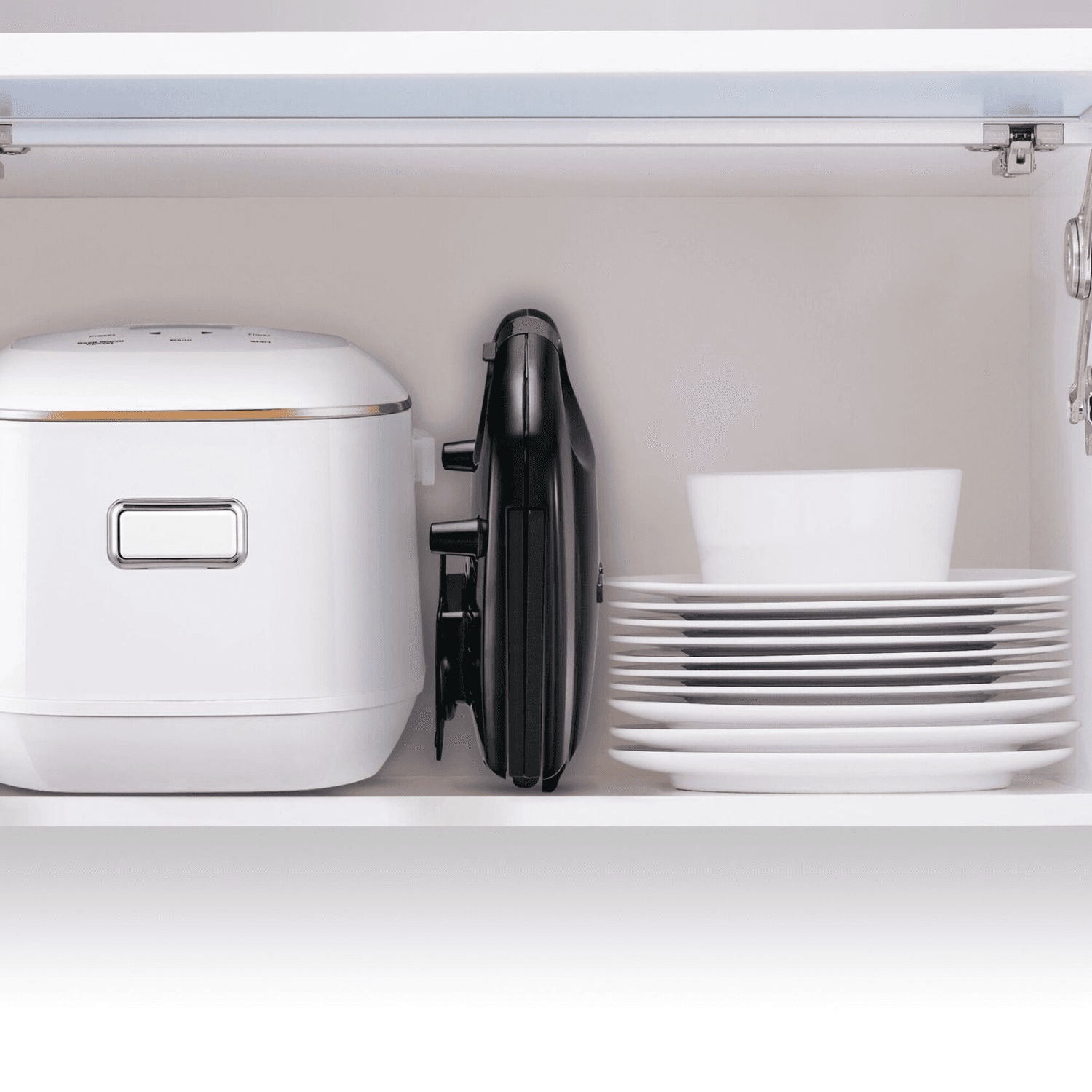 Sandwichera Moulinex SM2118M2 guardada en vertical dentro de un mueble