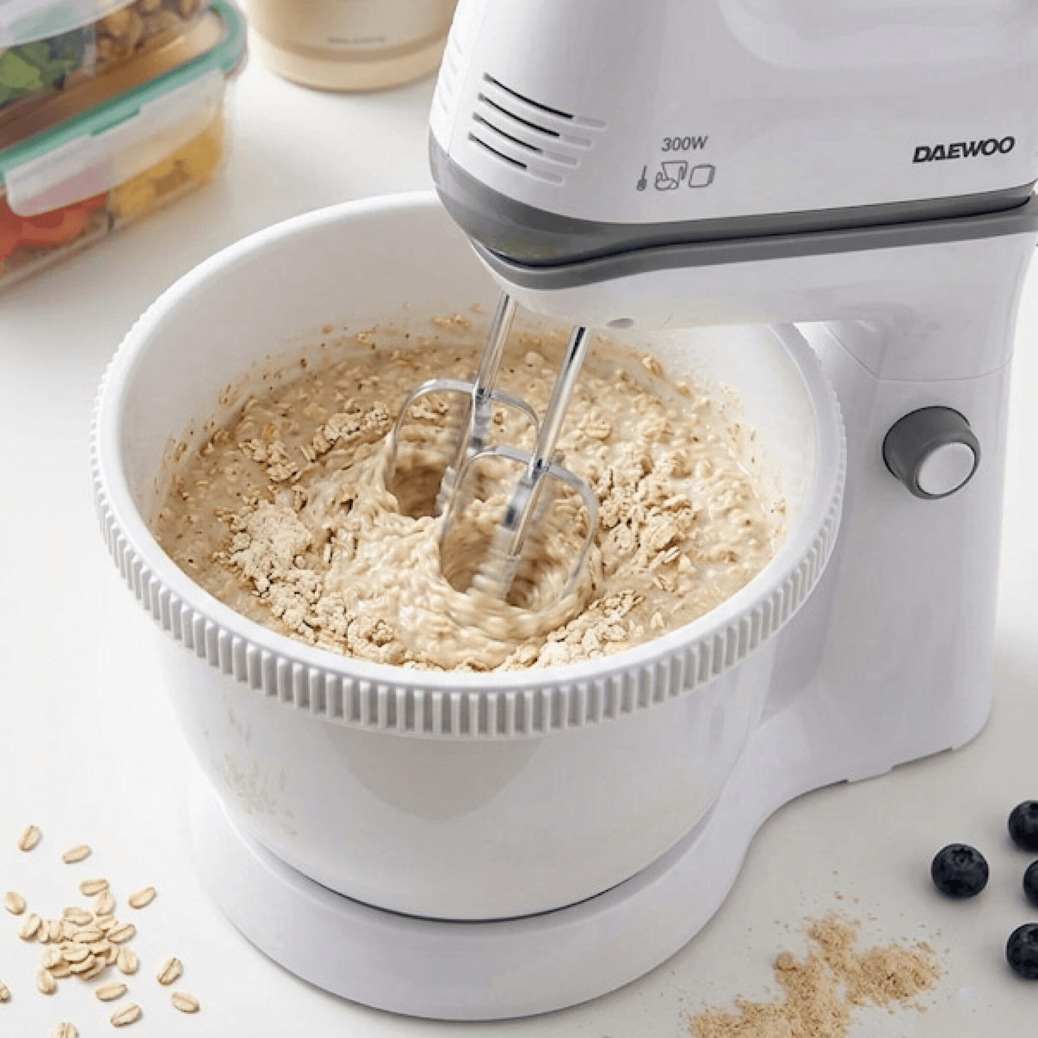 Batidora Daewoo SM3522 mezclando avena en el bowl giratorio