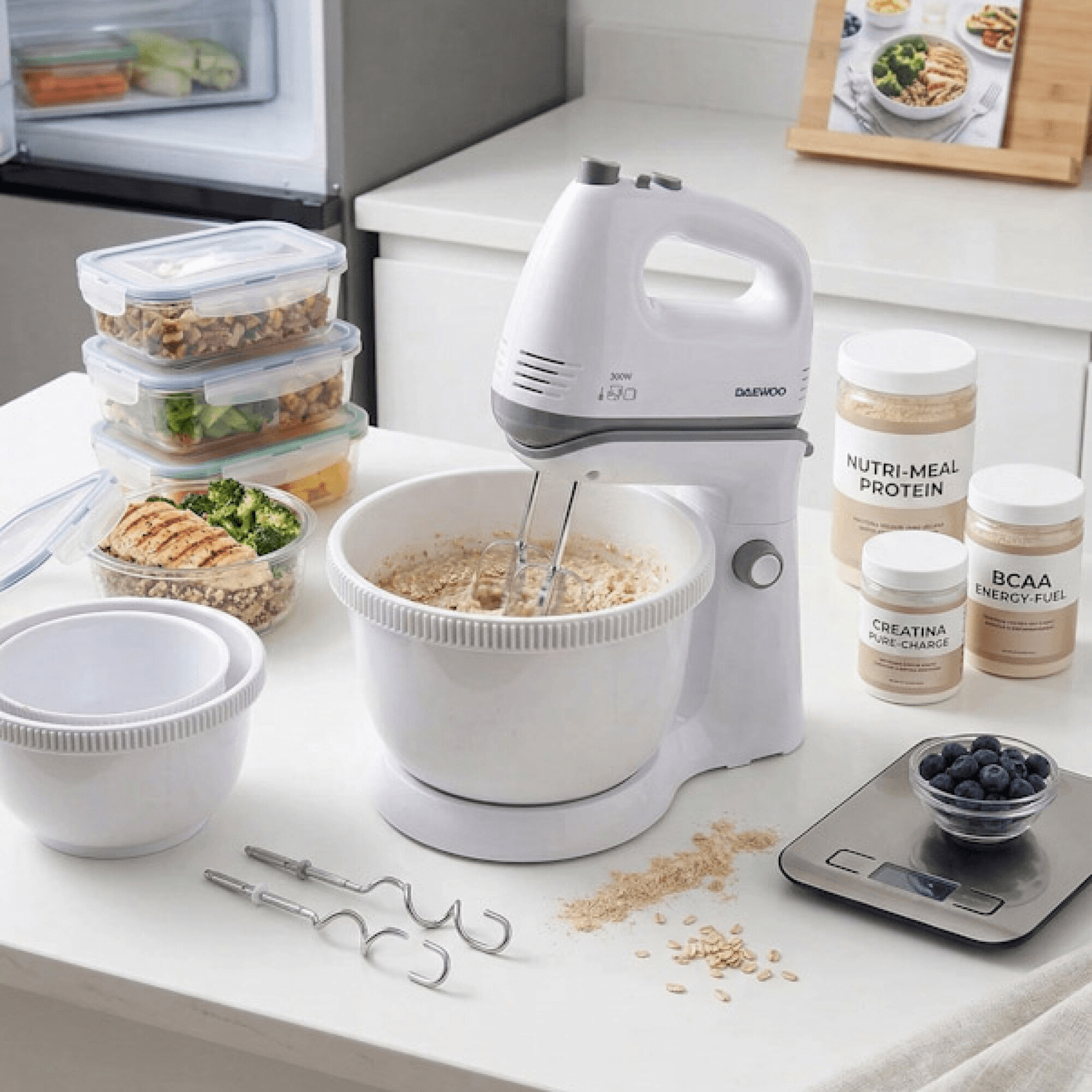 Batidora con bowl Daewoo SM3522 junto a ingredientes