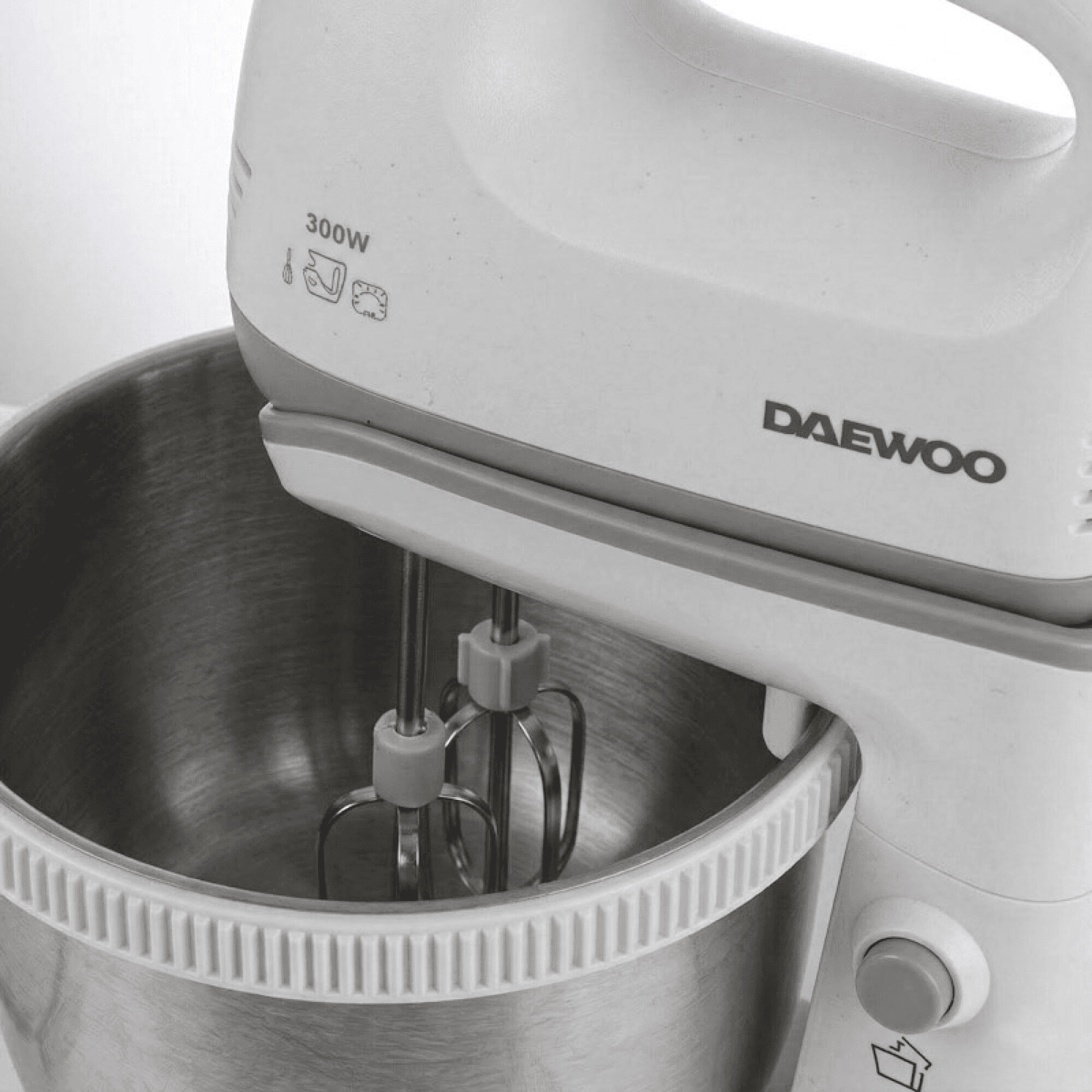 Detalle del cabezal y el bowl de acero de la batidora Daewoo SM3722