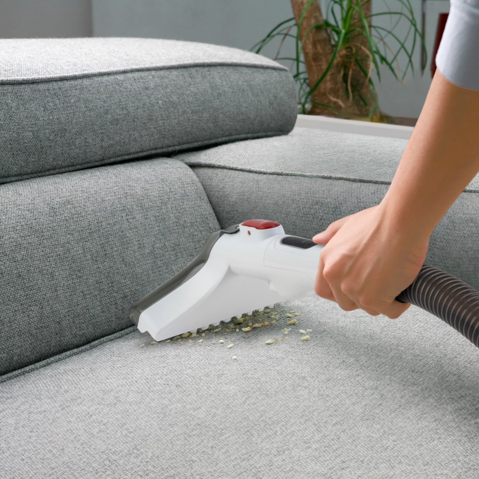 Ufesa SP EDEN 600 aspirando un sillón