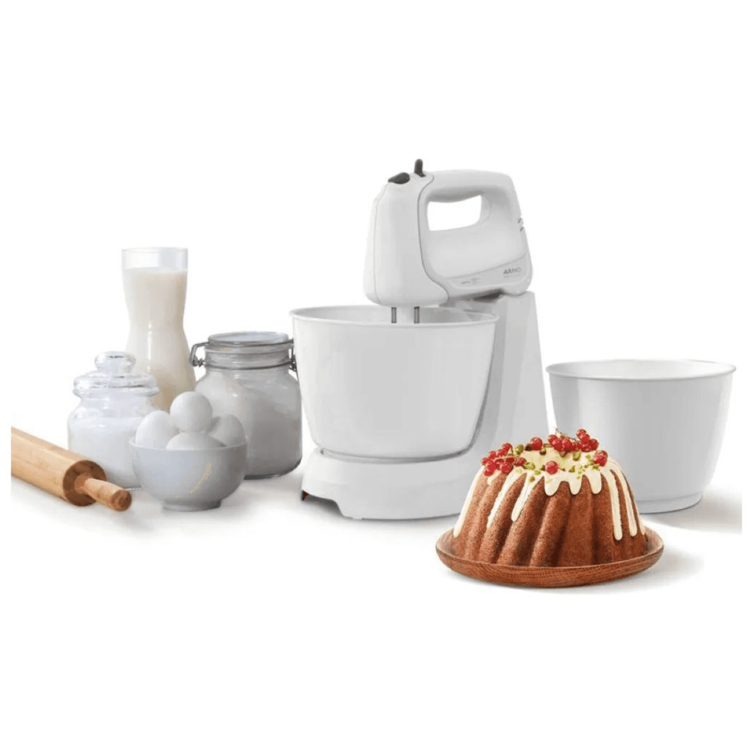 Batidora Arno SX1611B2 con dos bowls junto a ingredientes y una torta
