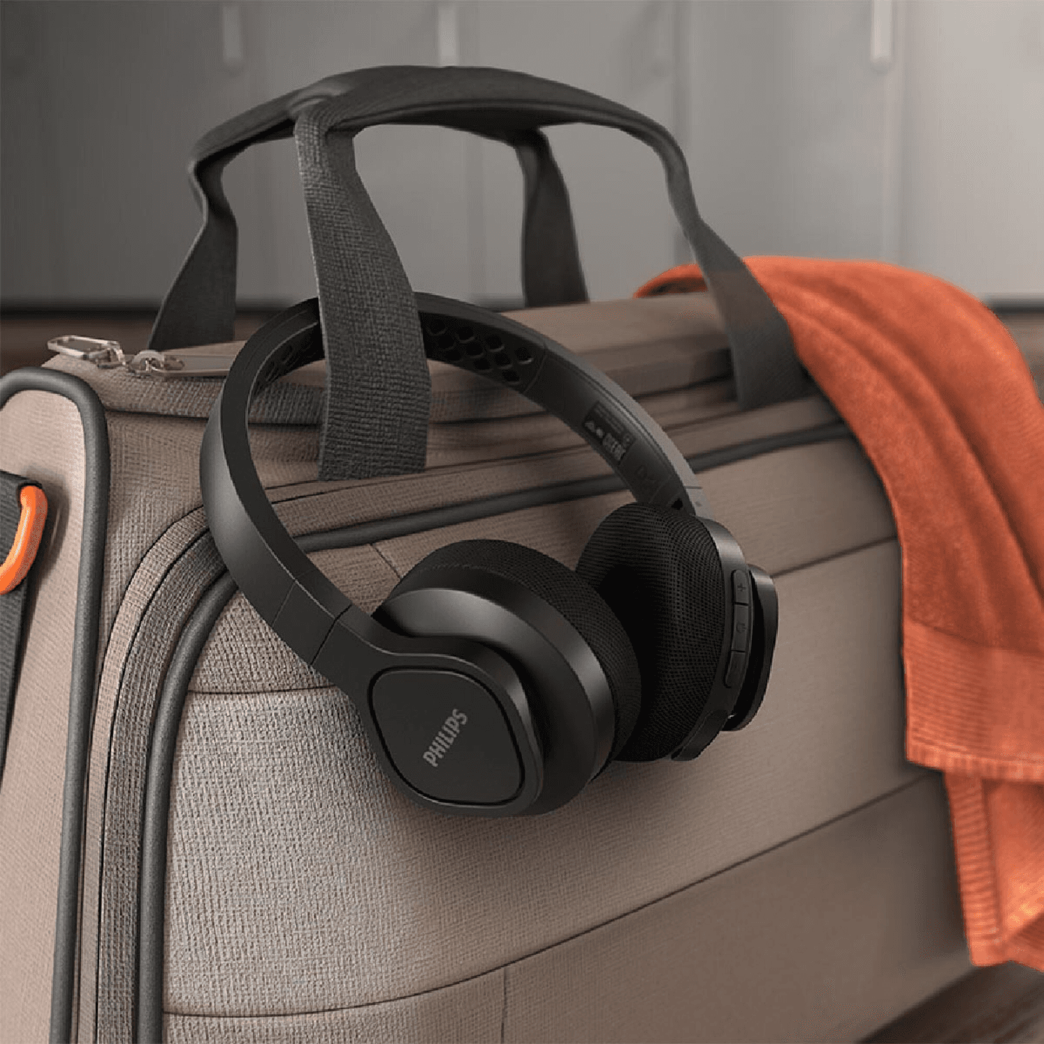 Auriculares Philips TAA4216BK/00 colgados de un bolso