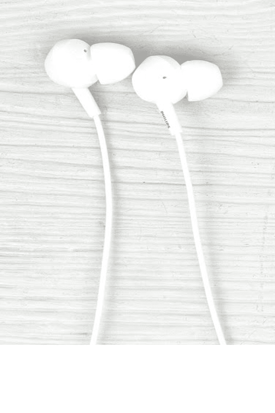 Auriculares Philips TAE4105WT/00 en una imagen de ambiente