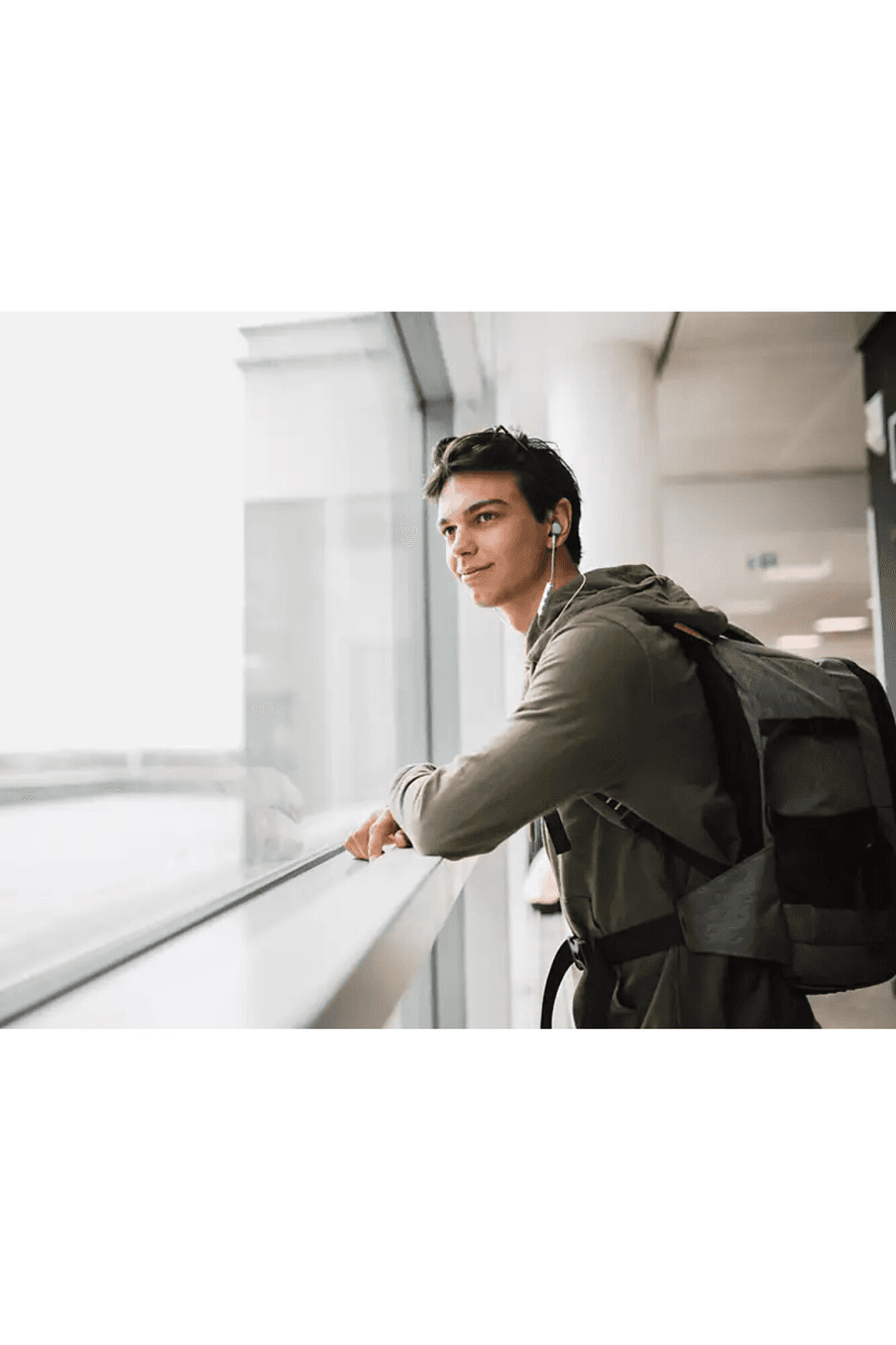 Persona usando auriculares Philips TAE4205WT/00
