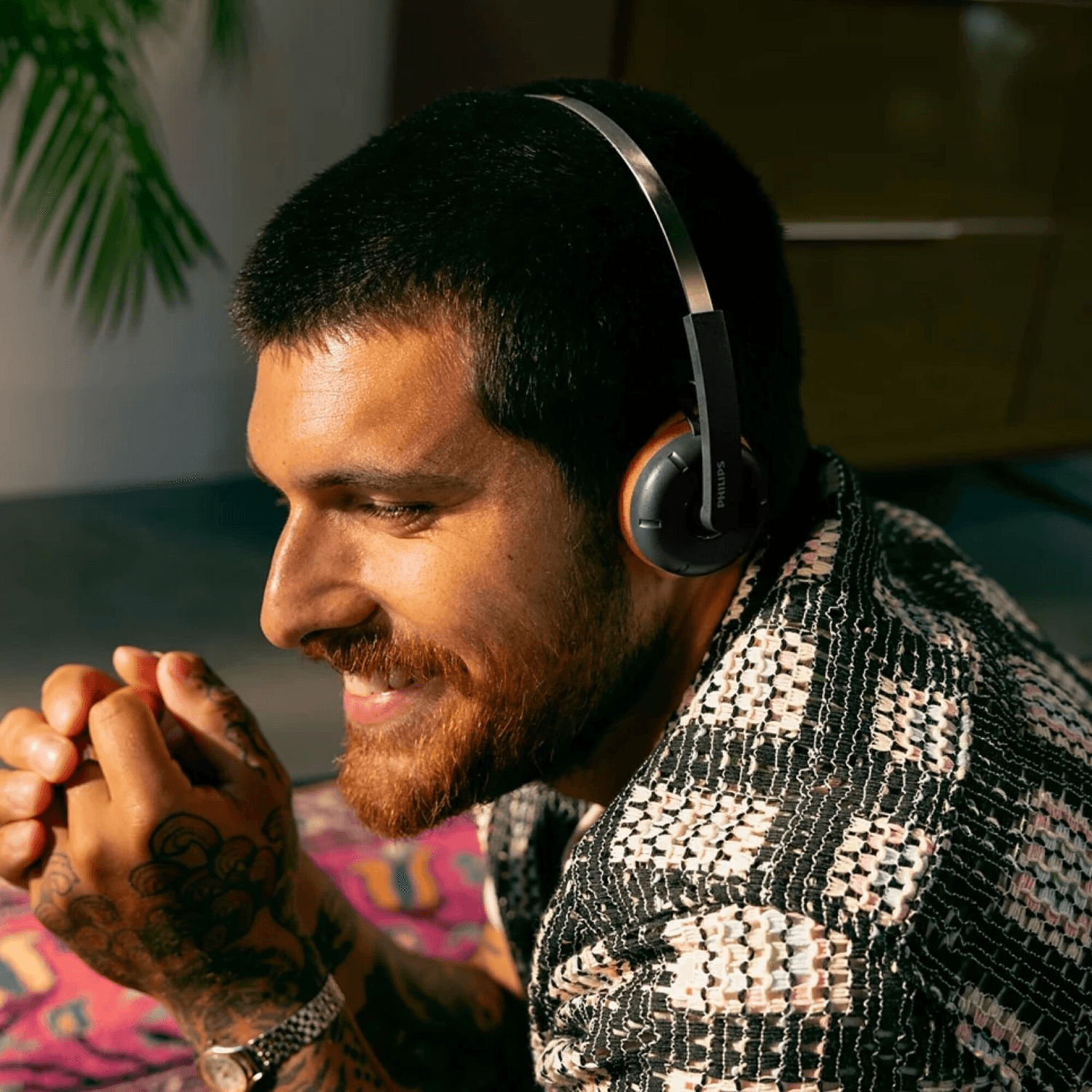 Persona usando auriculares Philips Retro TAH2000/00