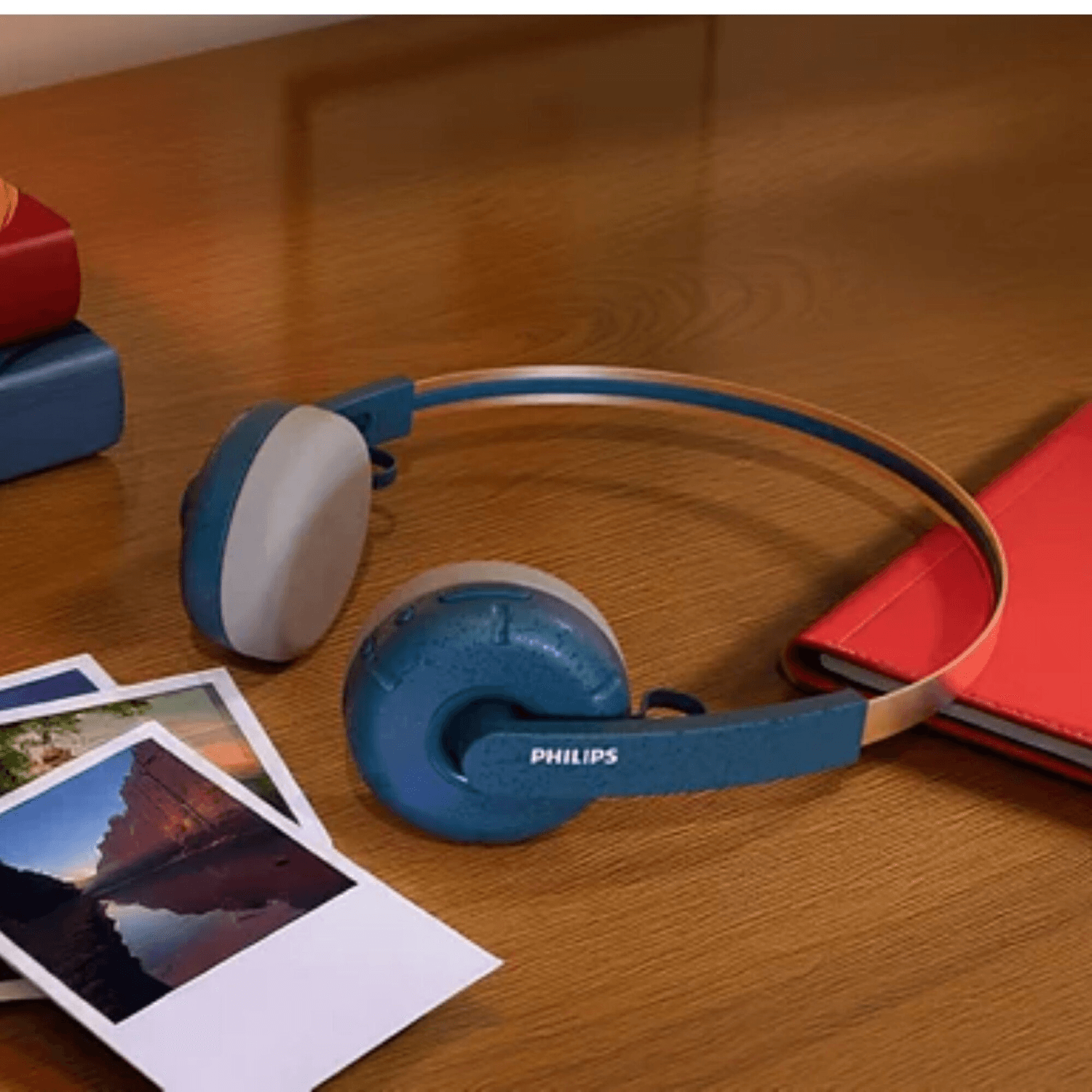 Auriculares Philips Retro TAH2000/00 turquesa sobre un escritorio